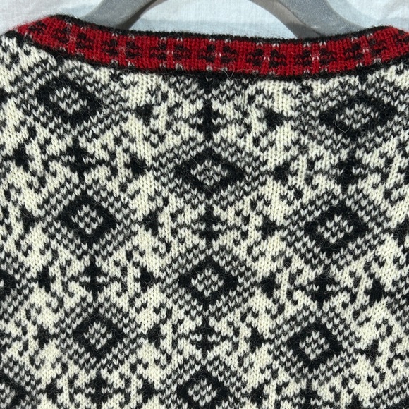 Cambridge Wool Sweater Christmas Fair Isle Red Black Silver Clasp Size Medium - Picture 10 of 12